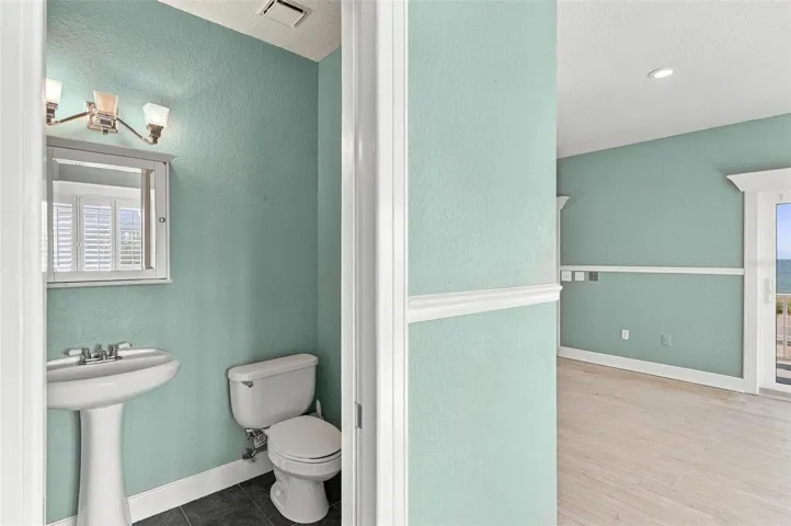 2nd floor 1/2 bath