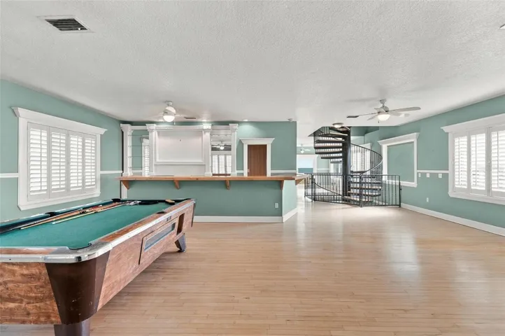 pool table & bar, everyone will be amazed