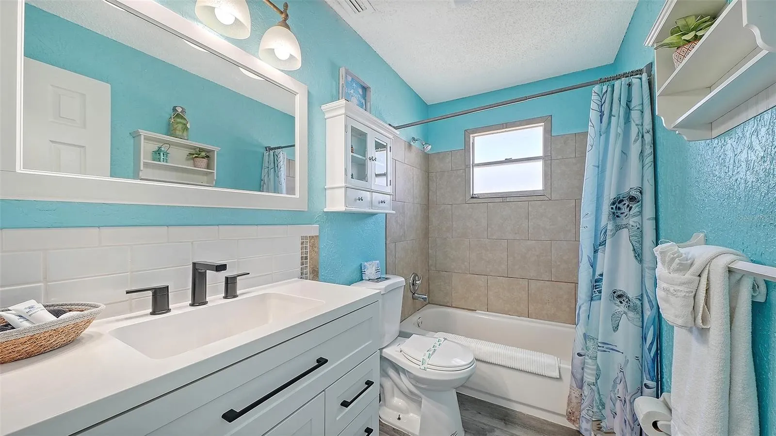 Unit B, Guest Bathroom.