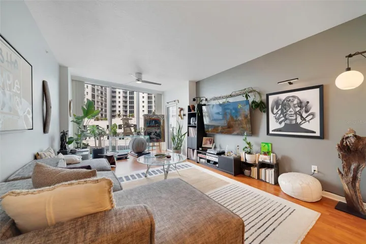 Living Room - Image 4