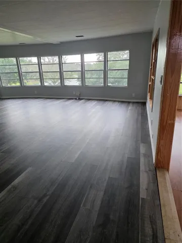 6 Bay Windows in Living Room