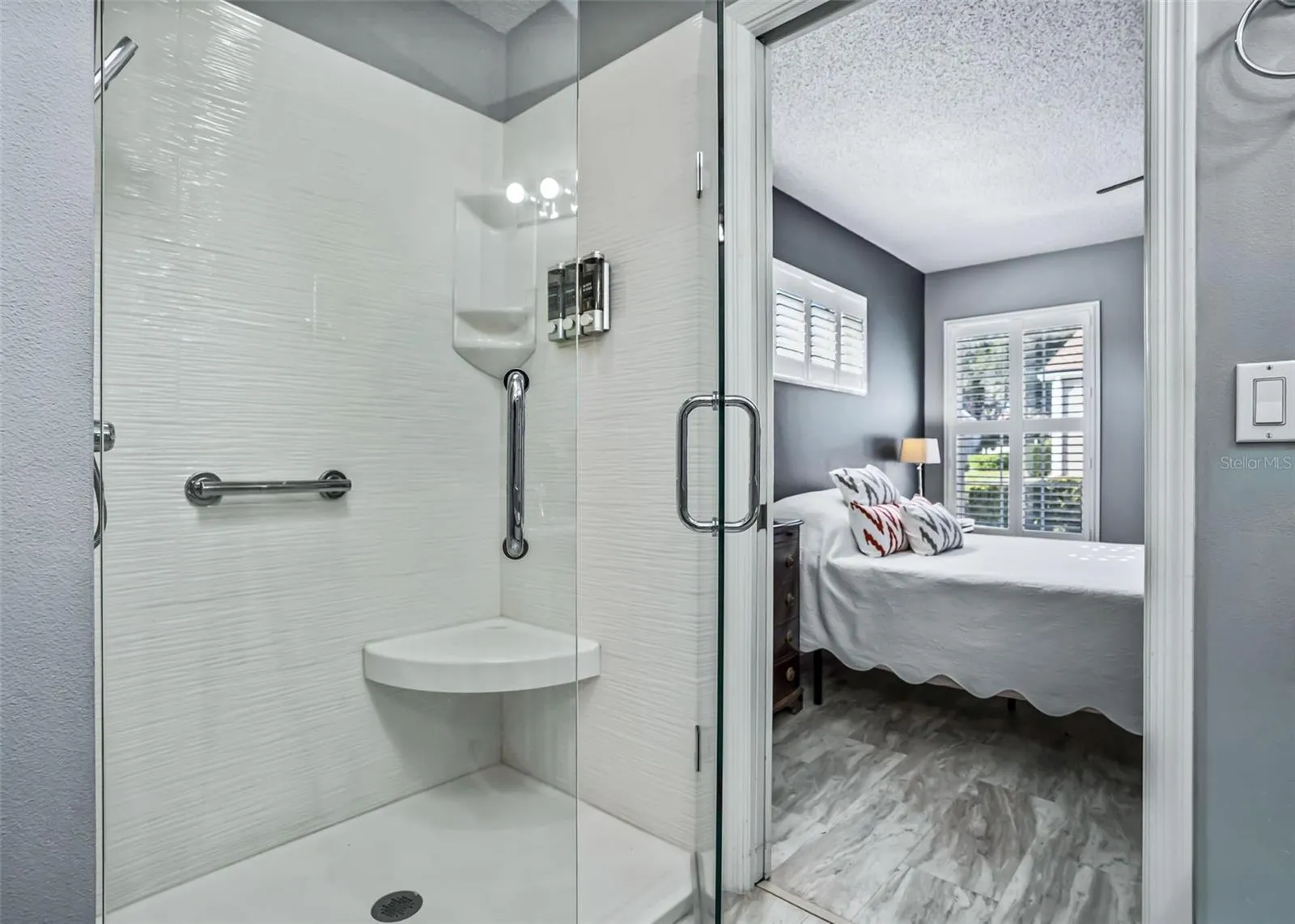 primary bath with skylight