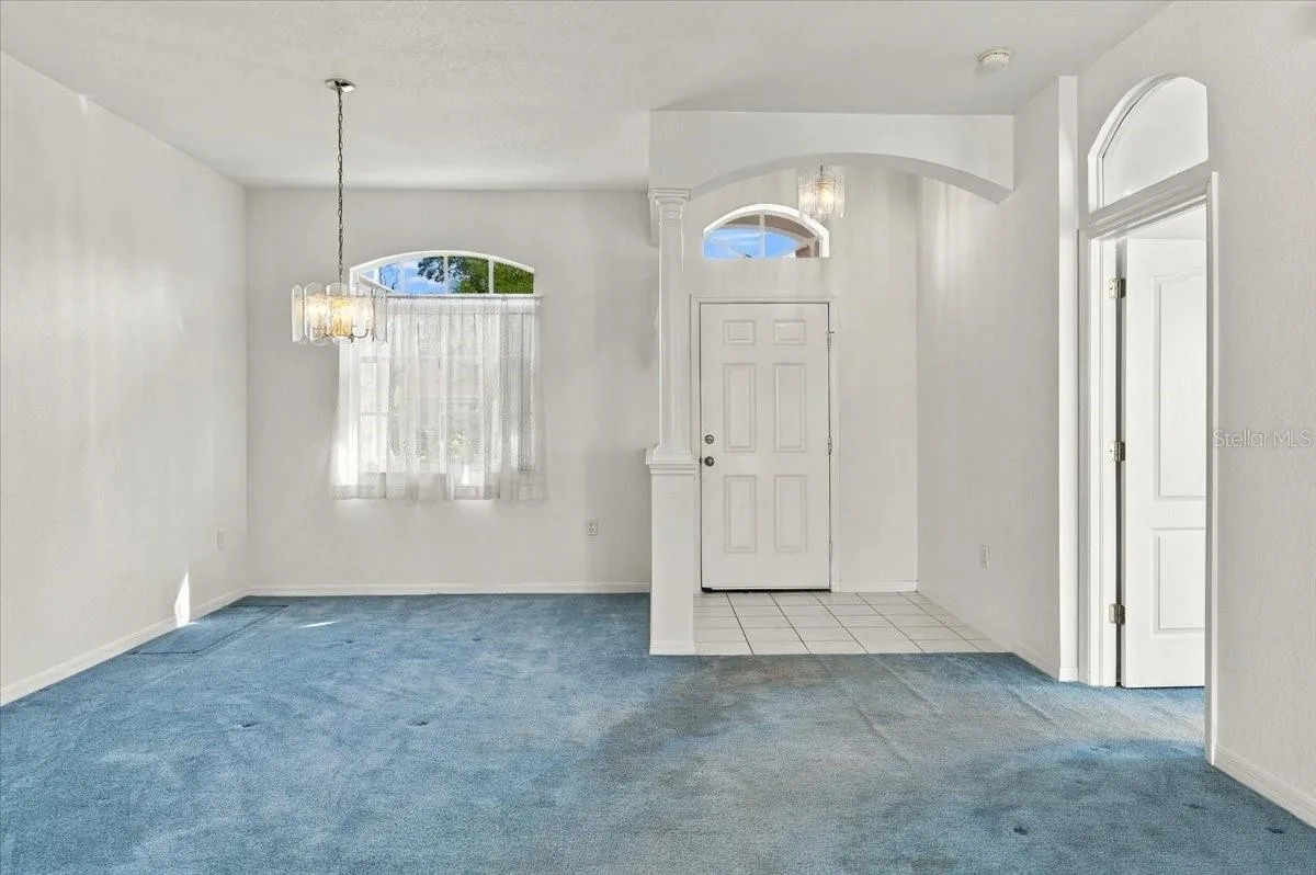 FOYER/DINING