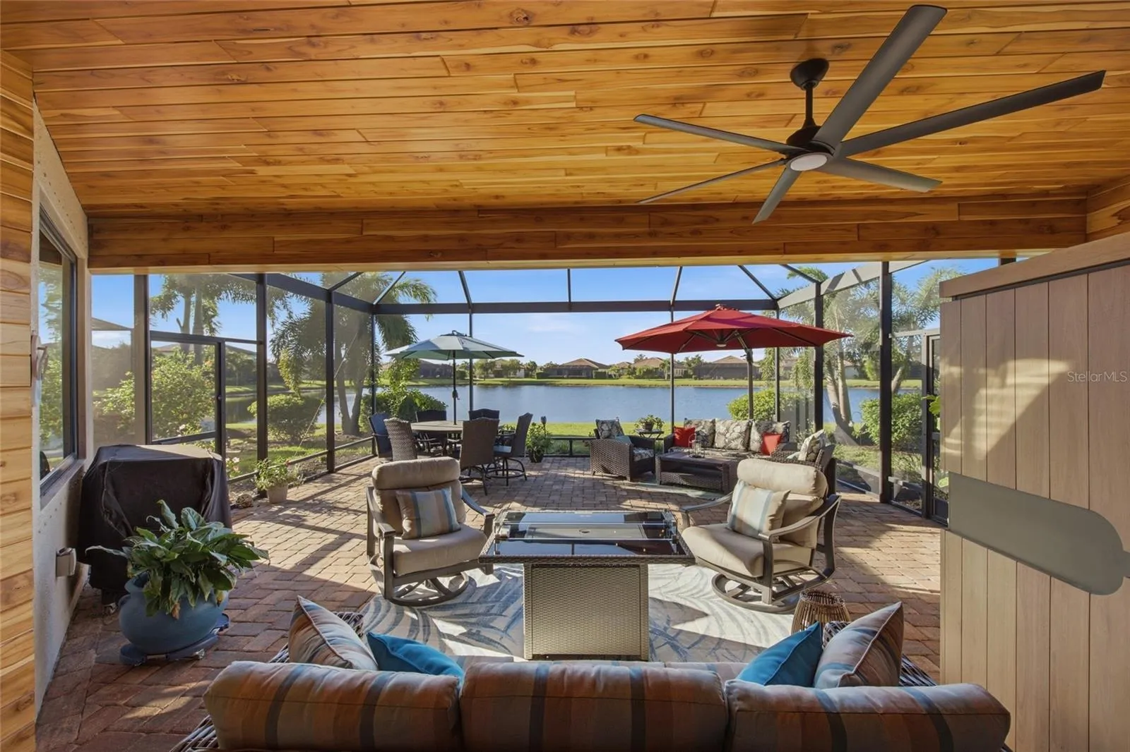 Lanai with Teak Wood Awning