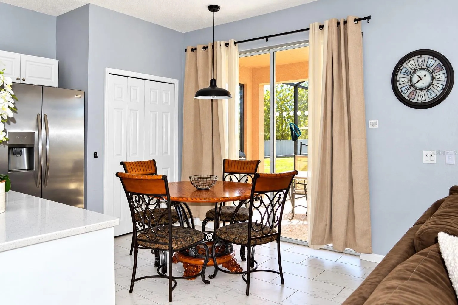 Breakfast nook over look pool