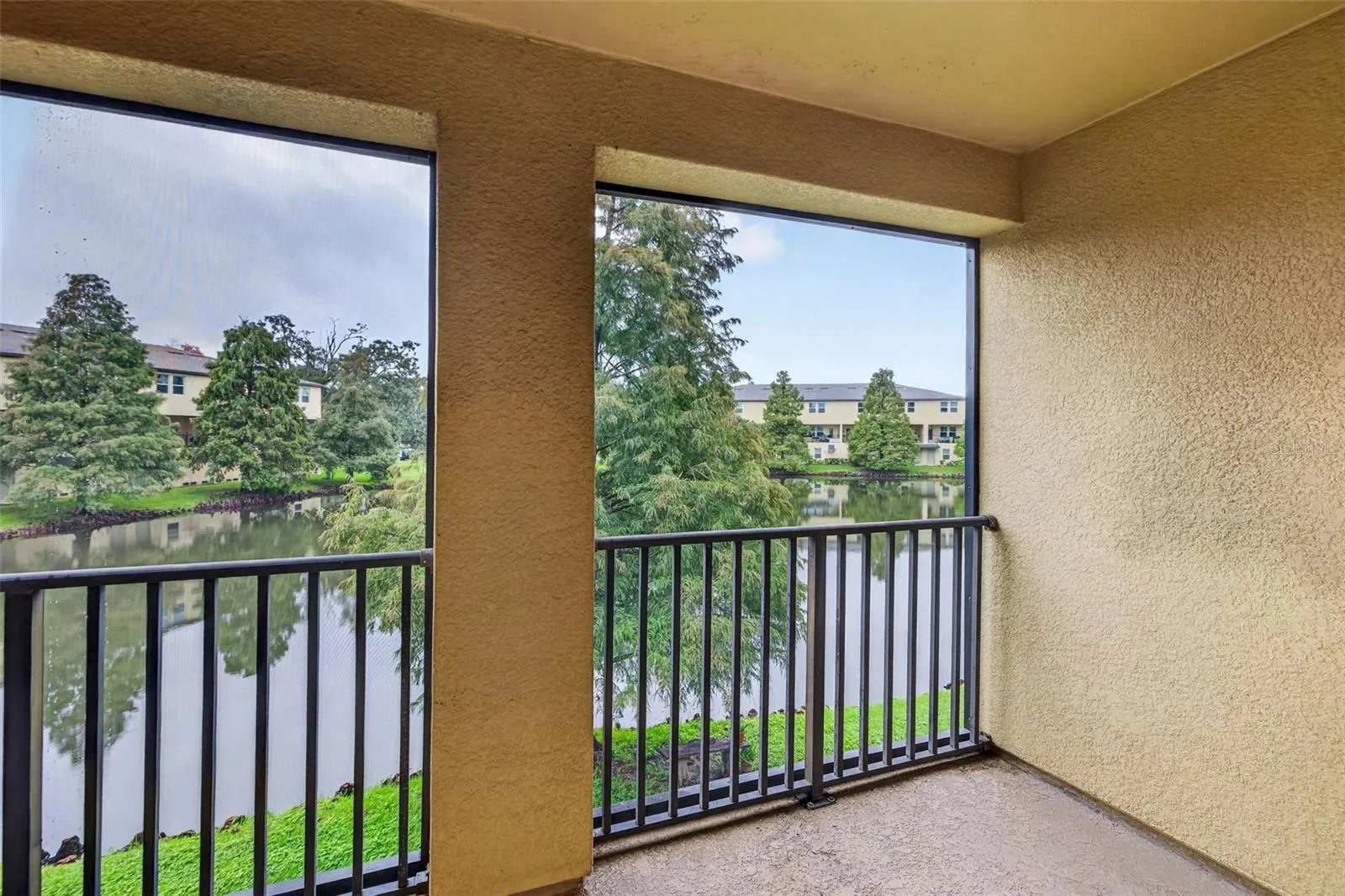 Private screened lanai