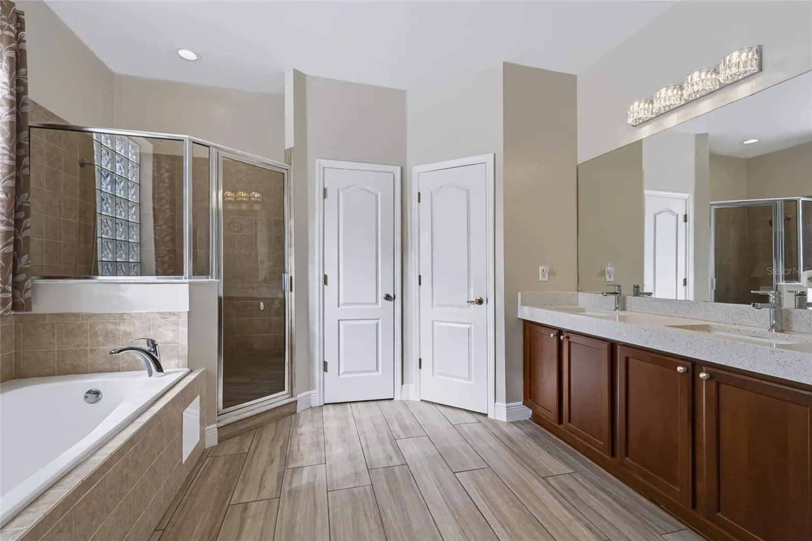Dual sinks and a water closet