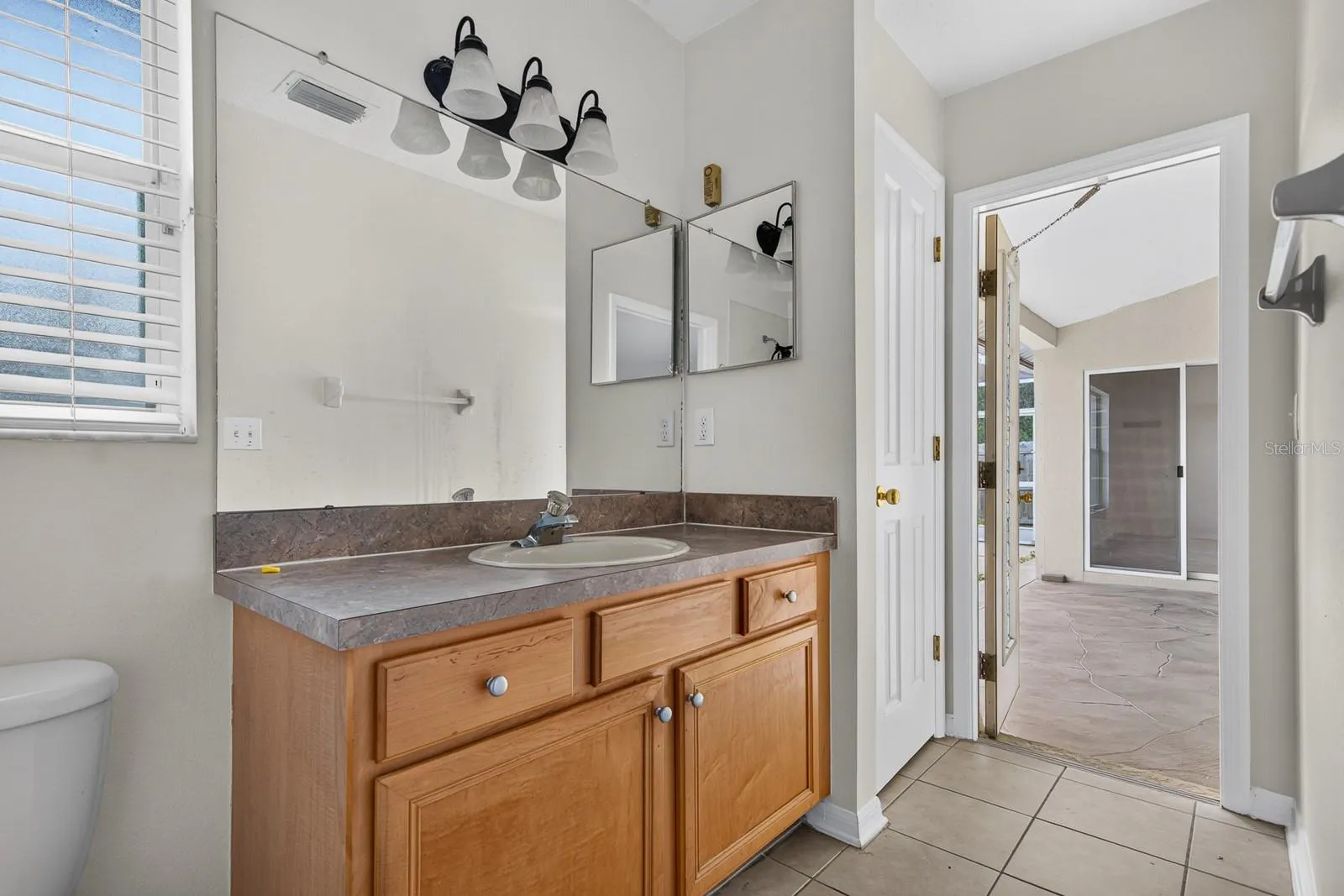 En-suite/Pool Bath