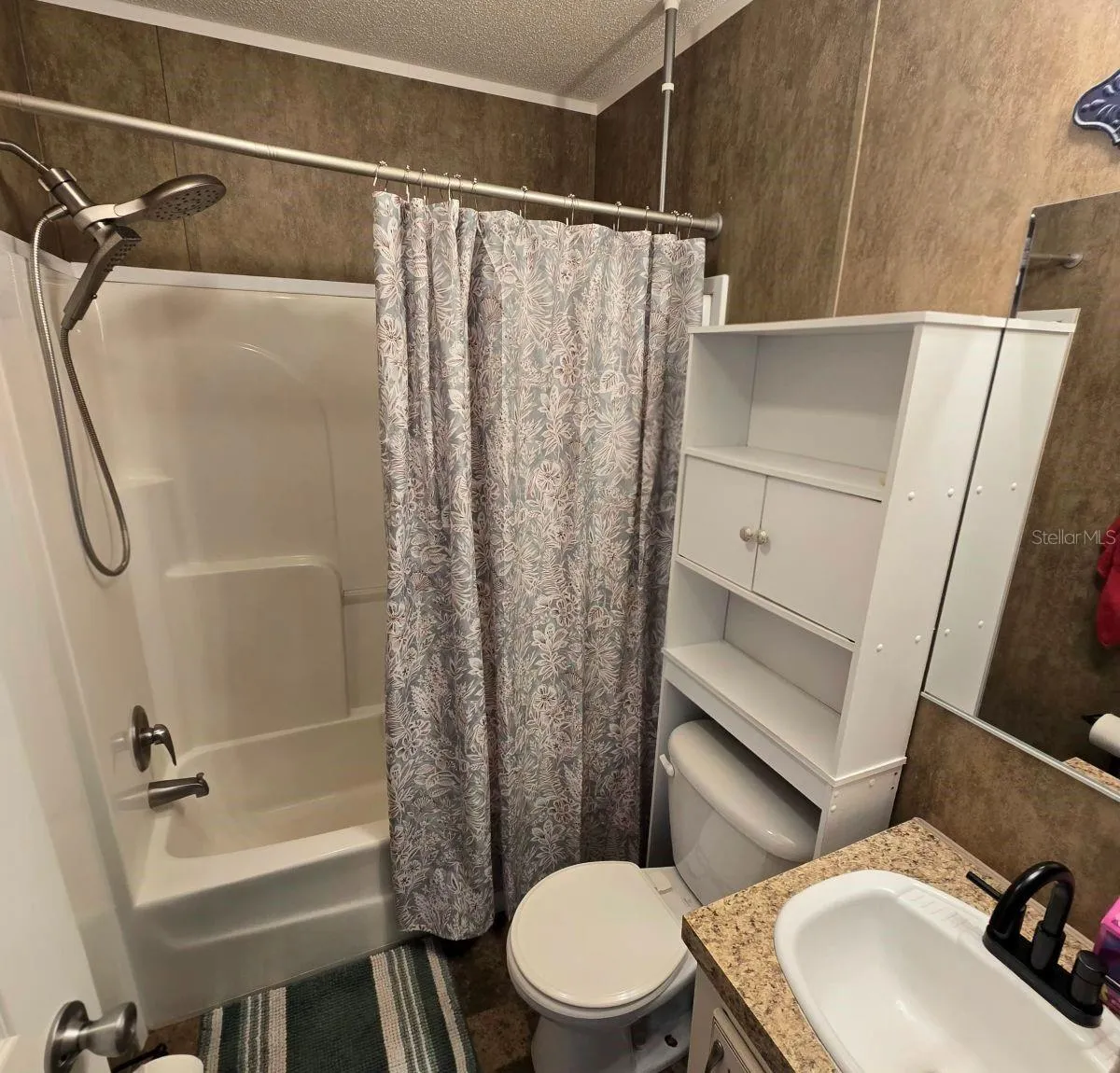 2nd Bathroom tub/shower