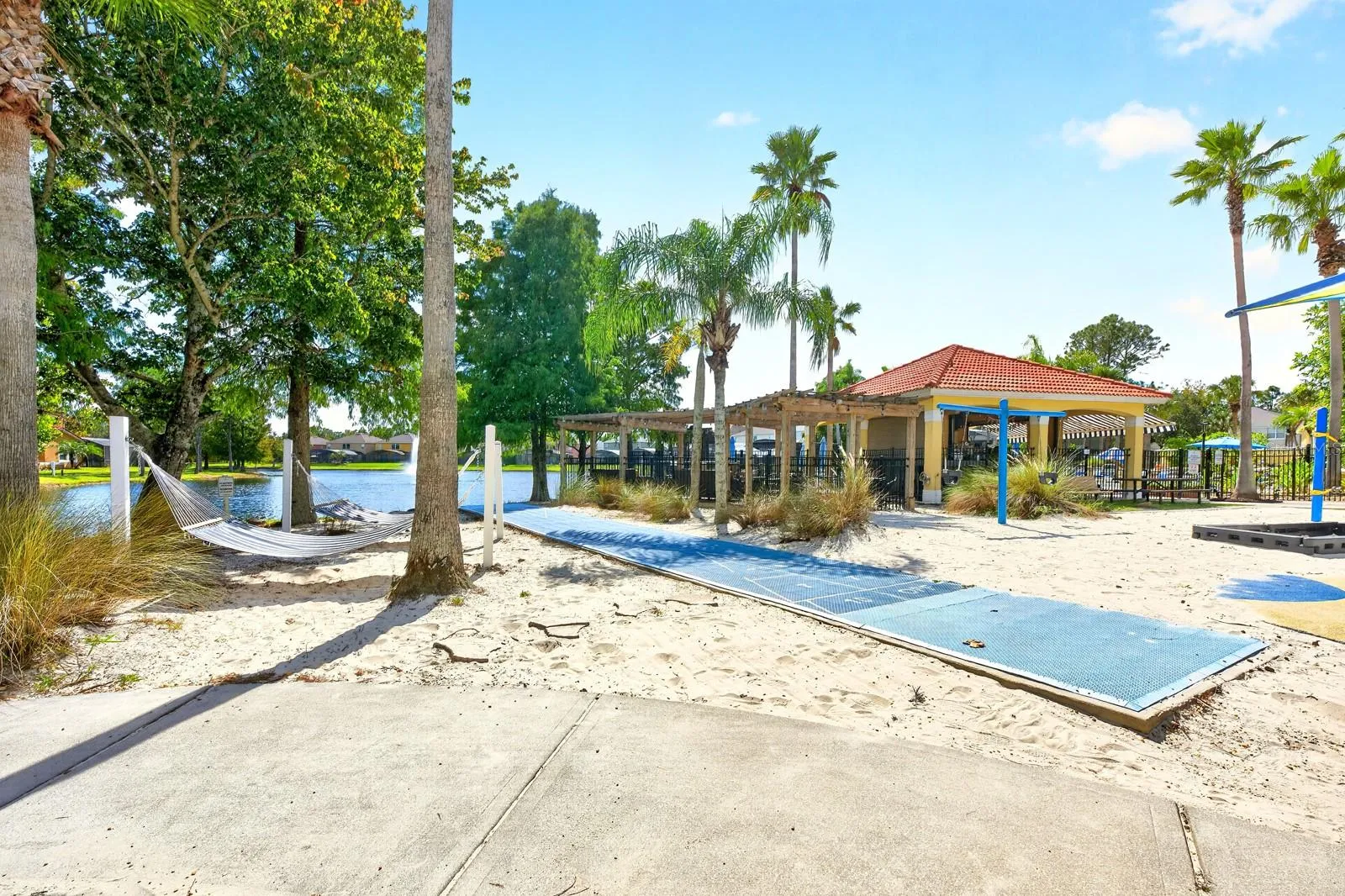 Surrounding Lakeside hammocks