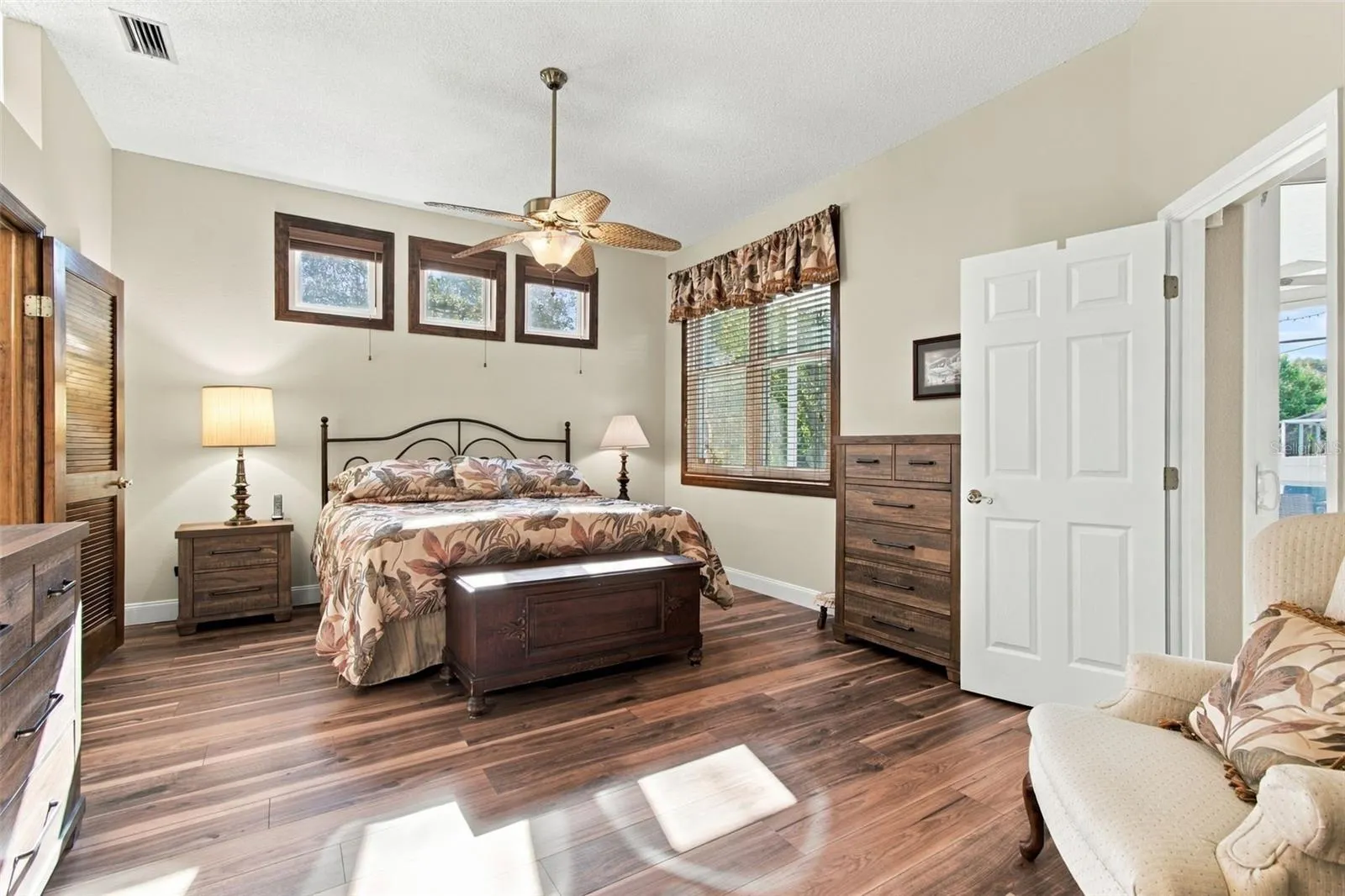 Large Primary Bedroom w/ En Suite and Walk-In Closet