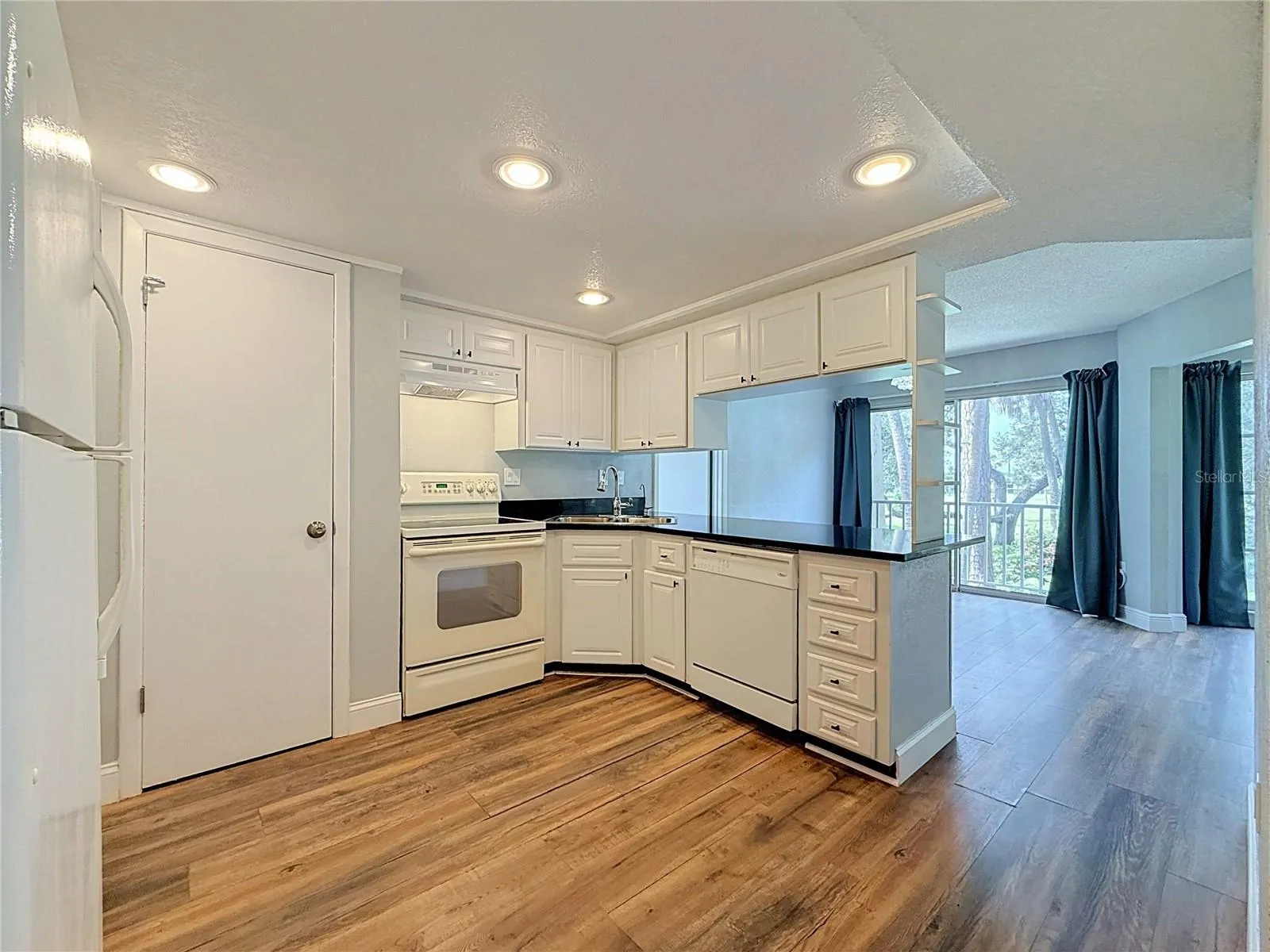 Kitchen to dinning