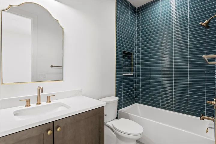 Bedroom #4 en suite bath