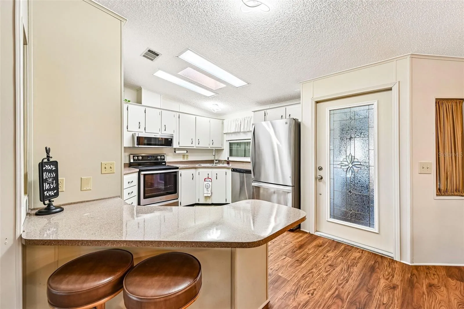 Kitchen & Breakfast Counter
