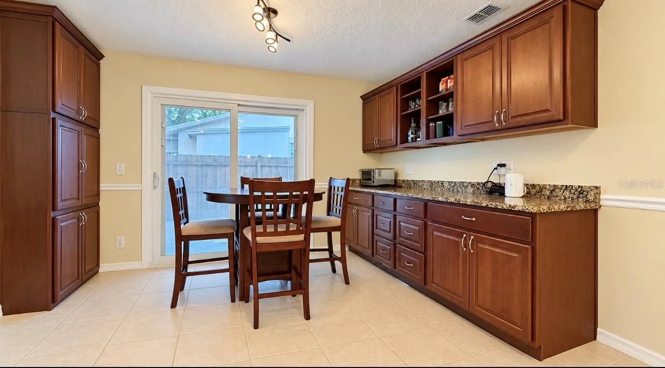 dining area with built in bar area