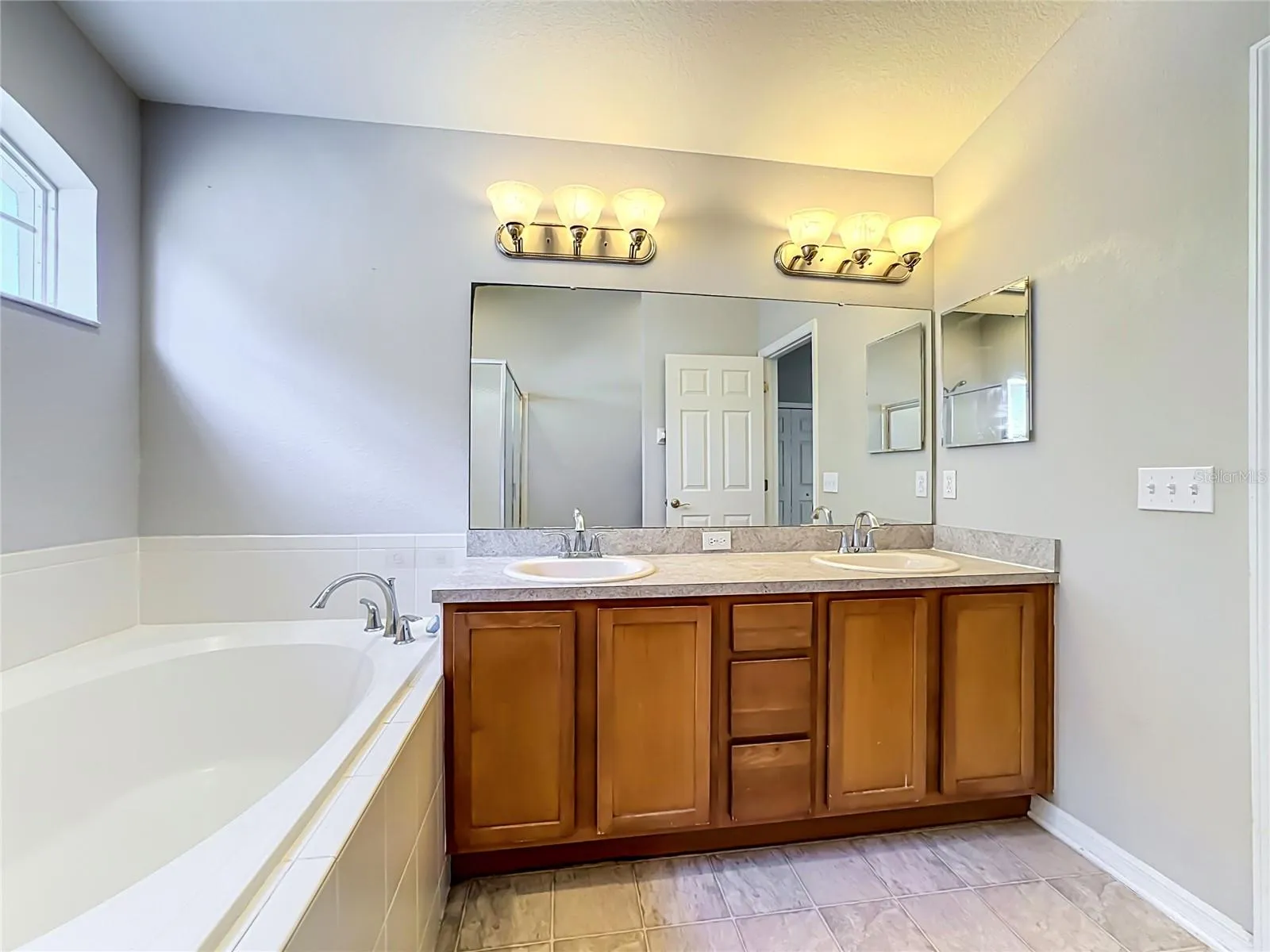 Primary Bedroom - En Suite Bathroom