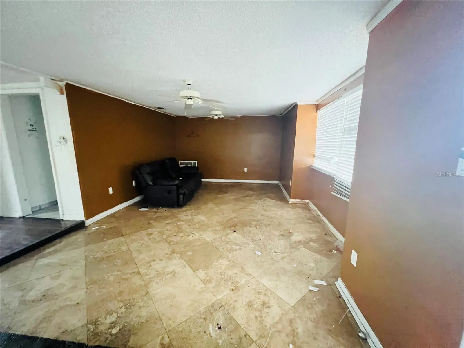 SUNKIN LIVING ROOM LARGE ENOUGHT TO CLOSE OFF TO MAKE AND EXTRA BEDROOM/OFFICE