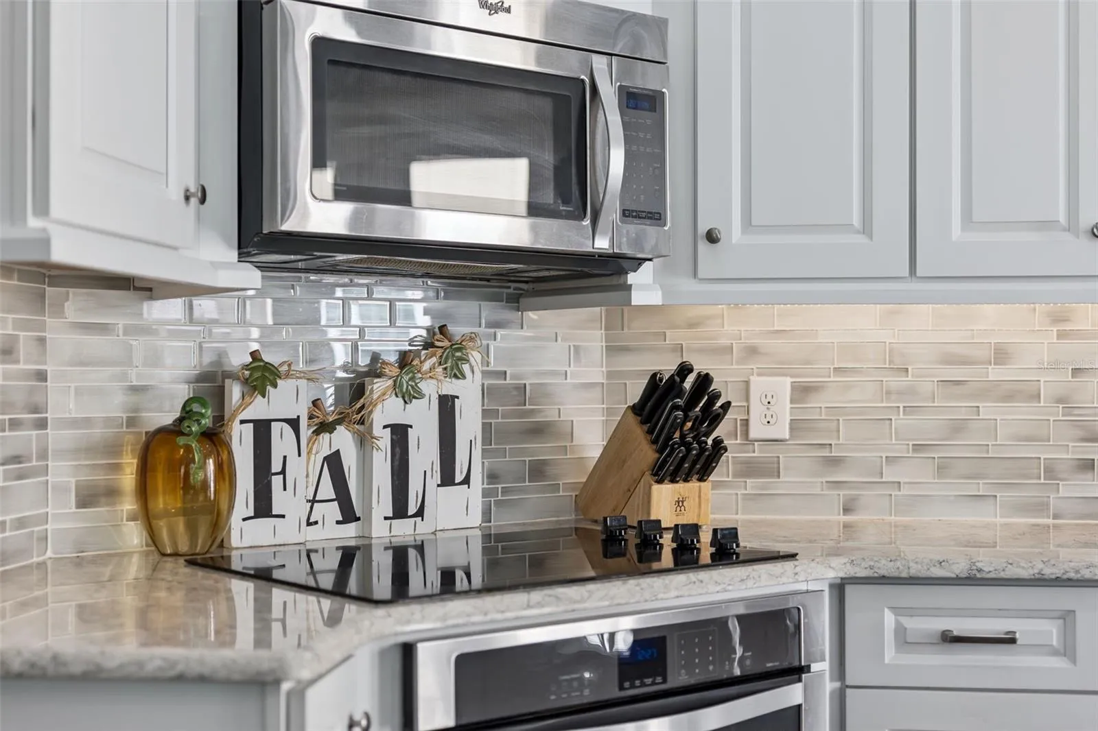 Kitchen with upgraded cooktop and backsplash