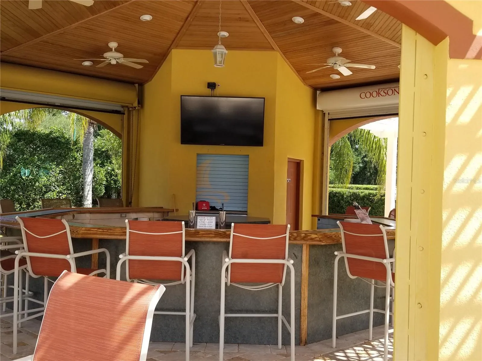 Cabana for parties and drinks Great relaxation and many cub events for fun
