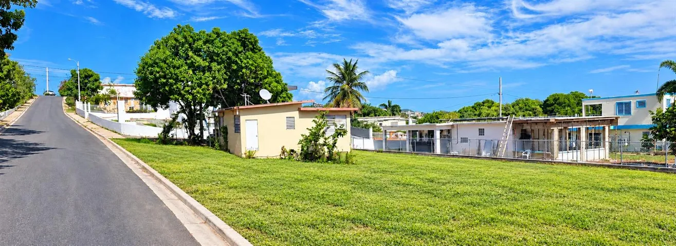 Great homes surrounding this great peace of land.