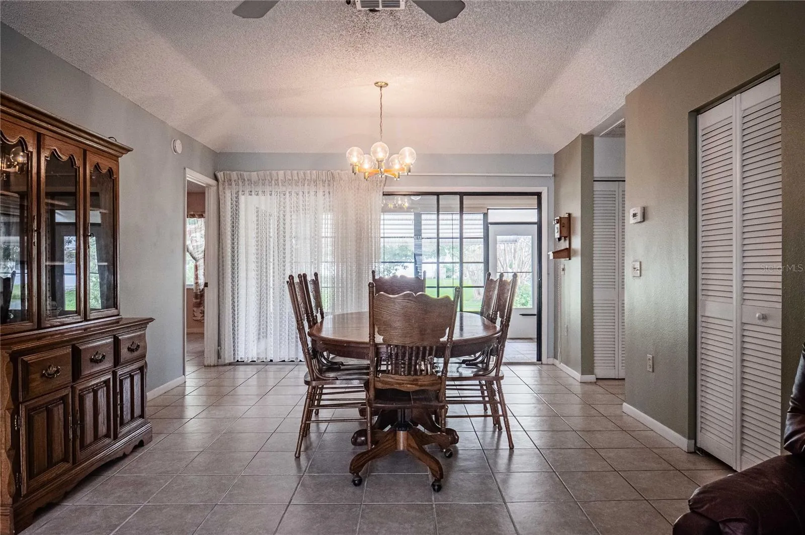 4912 Dawnview dining