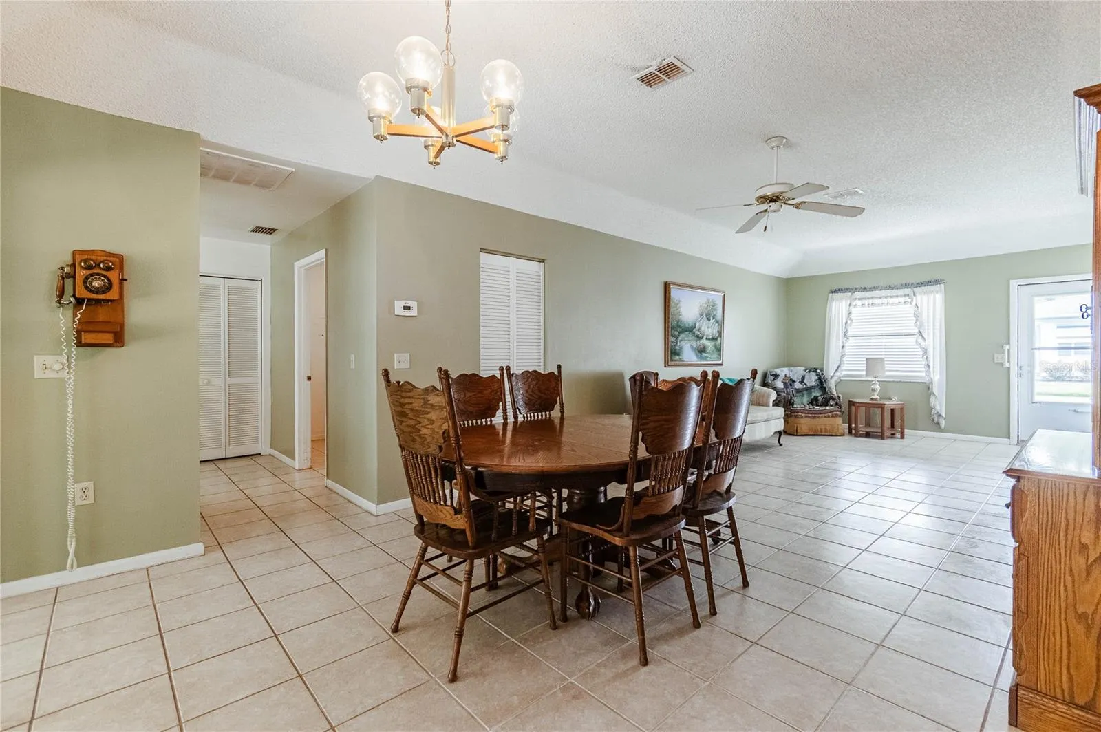 4912 Dawnview Ln dining