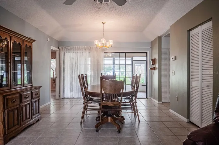 4912 Dawnview dining