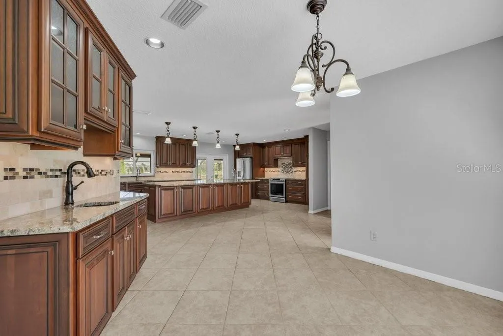 looking toward the kitchen from the dinette area