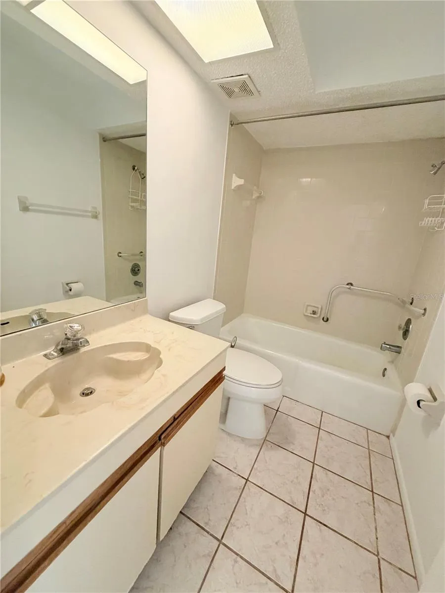 2nd bathroom w/ tub