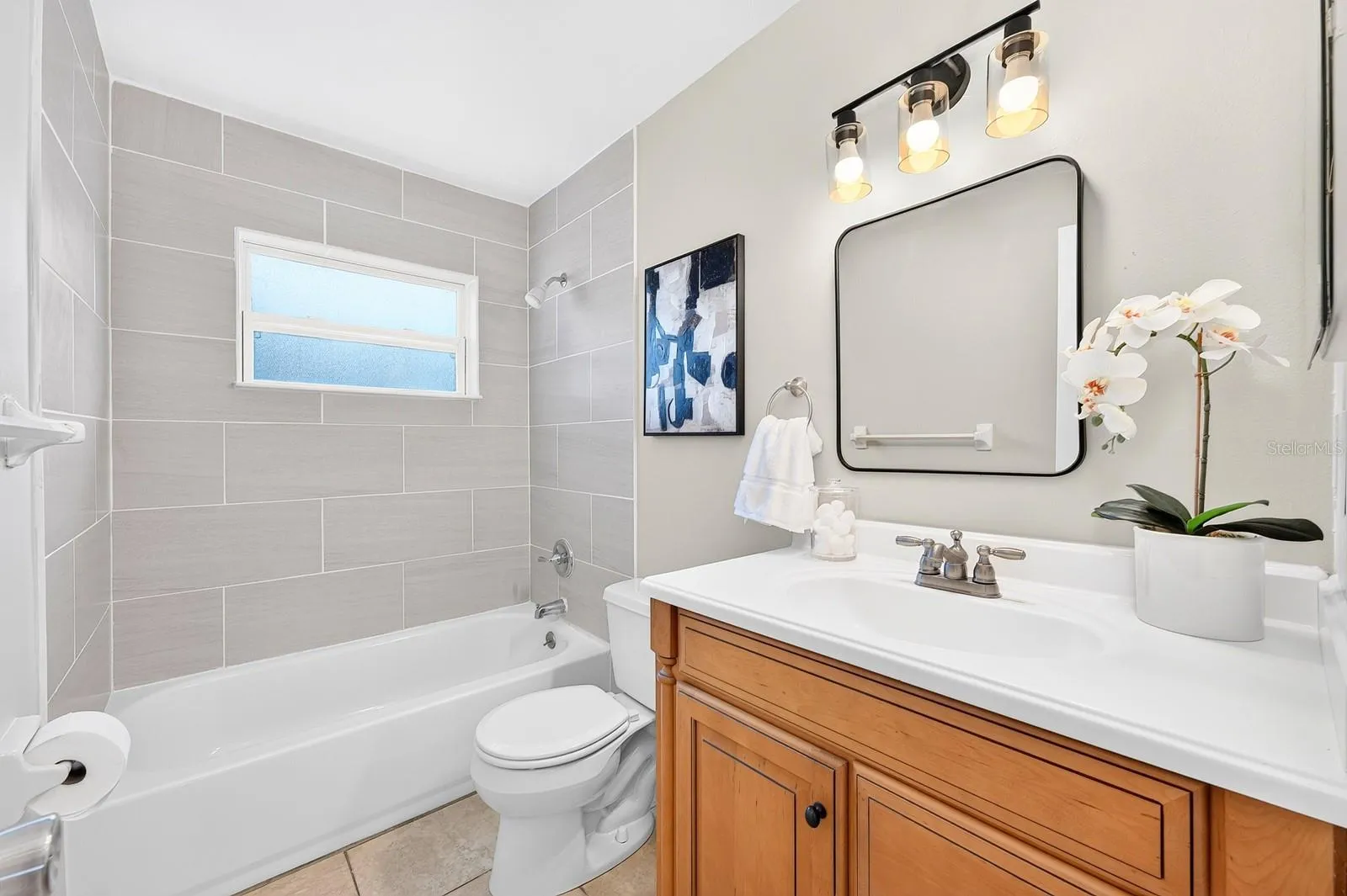 The second Full Bathroom