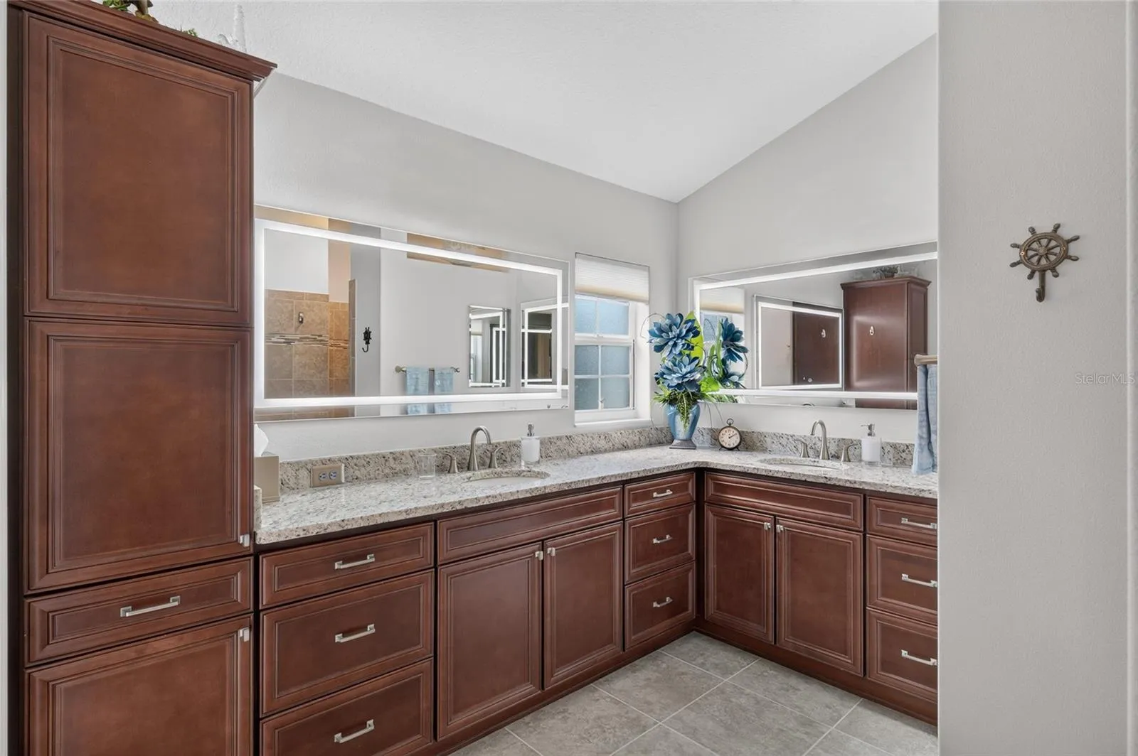 Dual vanity