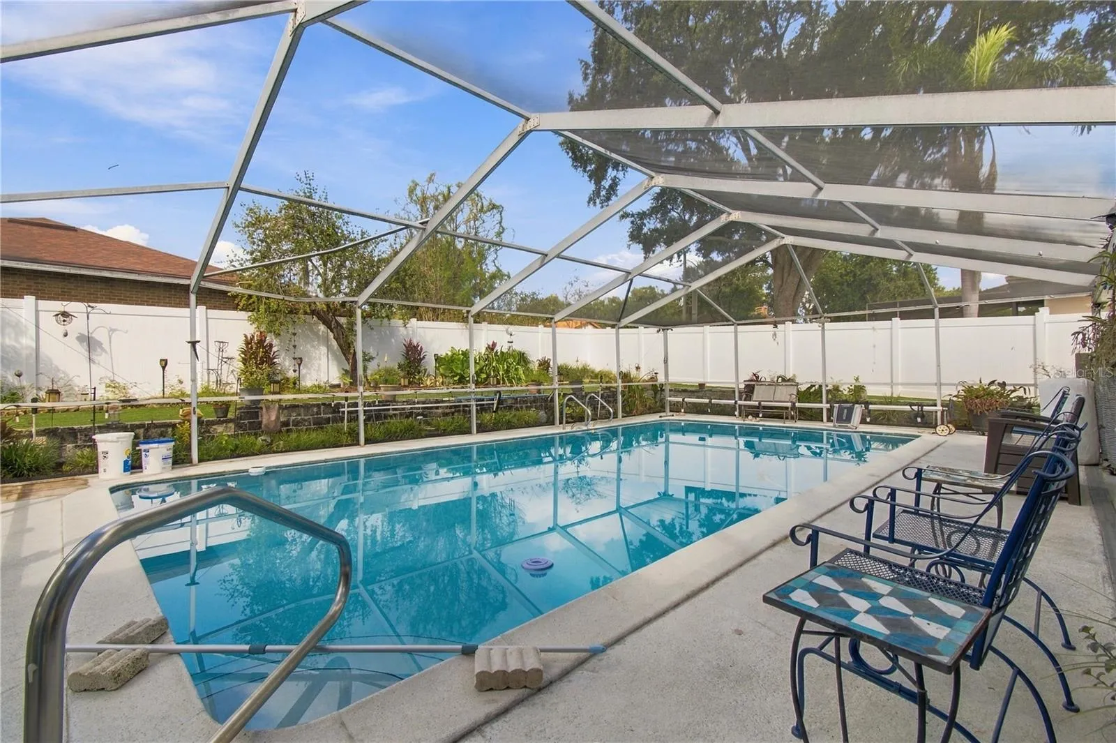 Large Pool w/Screen