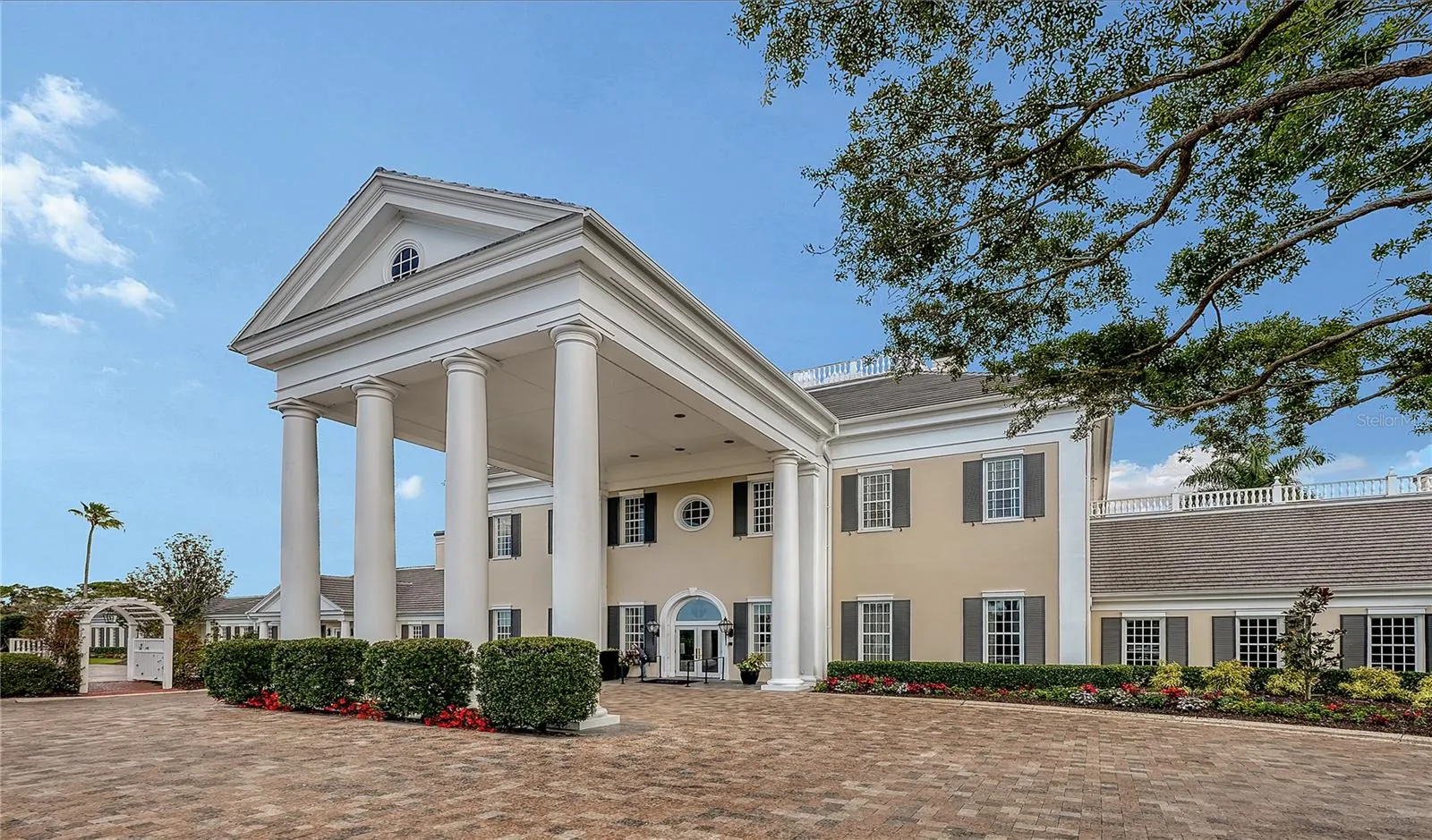 Grand Entrance to THE OAKS Clubhouse