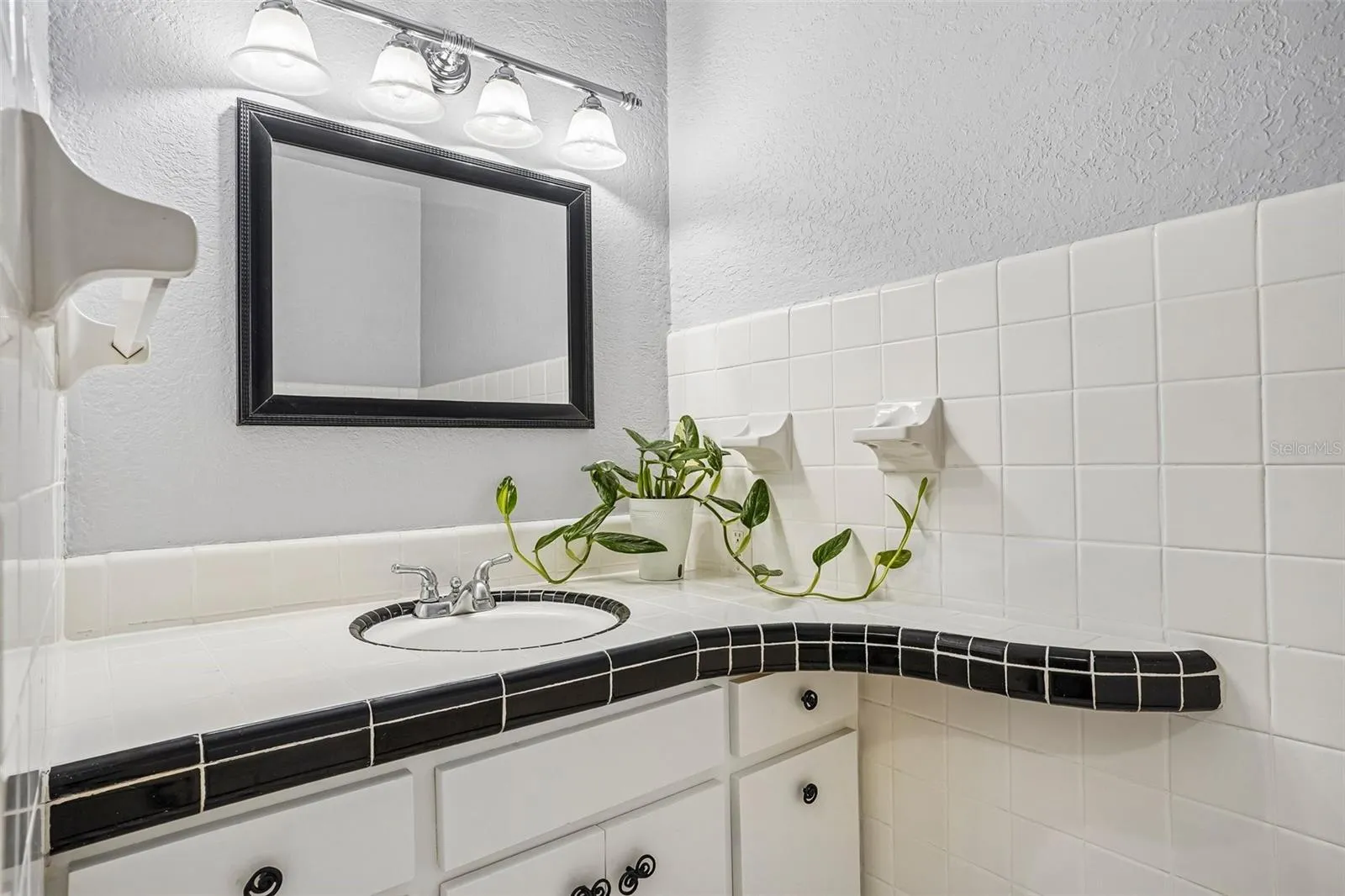 Full Hall bathroom