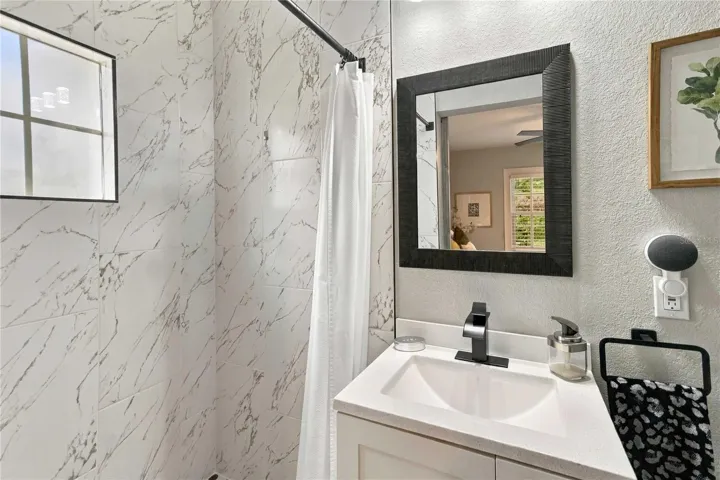 Primary bedroom en-suite bathroom
