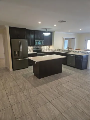 Kitchen with island & breakfast bar