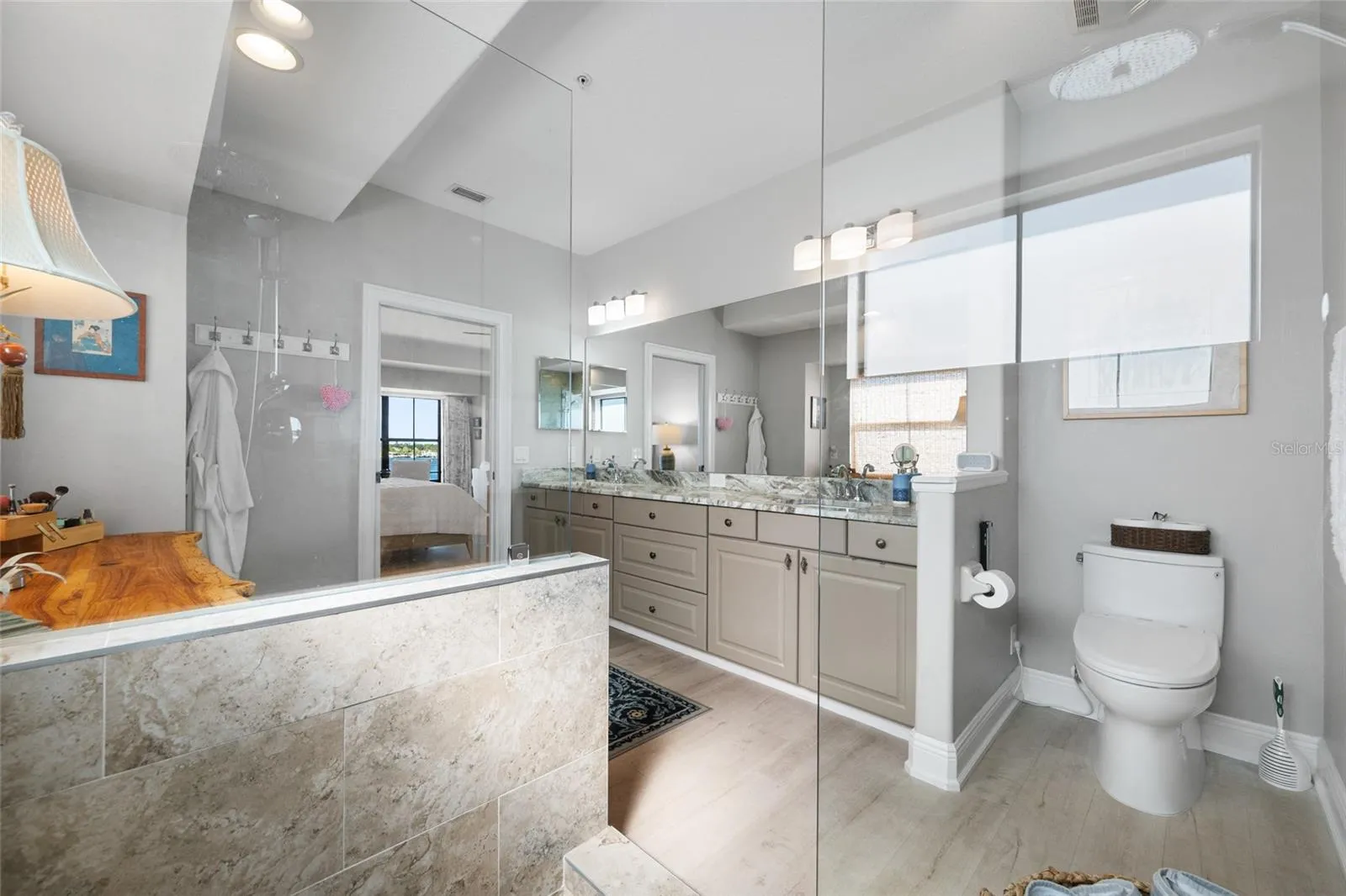 Primary bathroom (3rd floor)
