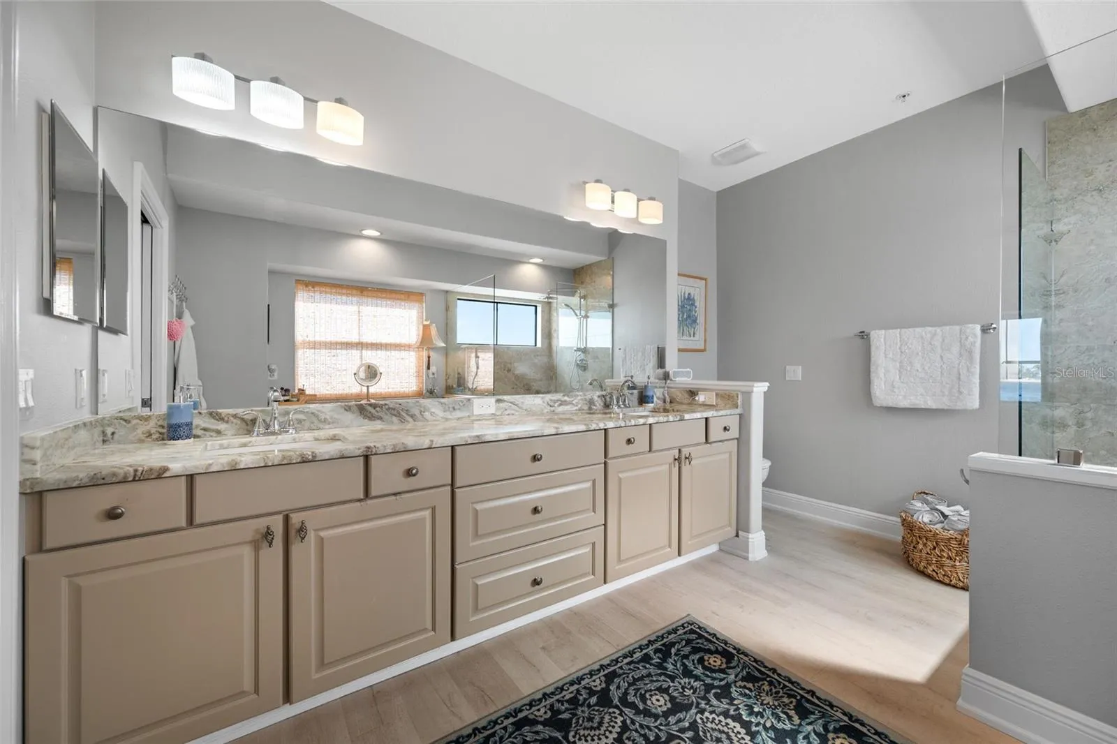 Primary bathroom (3rd floor)