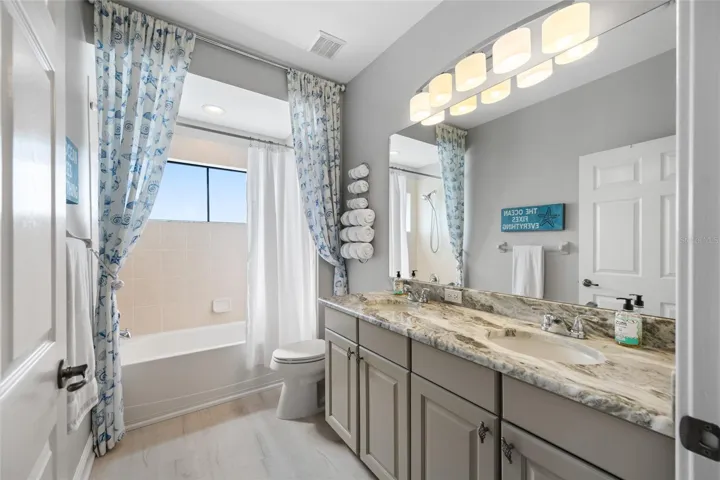 Bathroom (3rd floor)