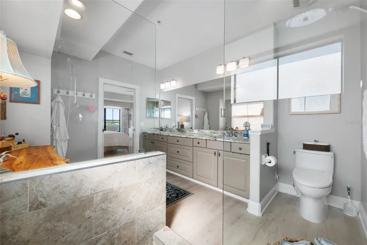 Primary bathroom (3rd floor)