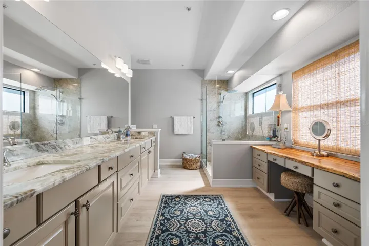Primary bathroom (3rd floor)