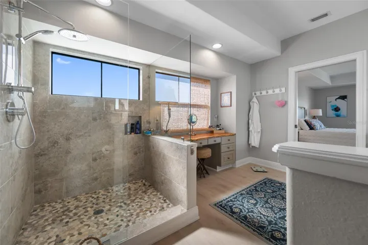Primary bathroom (3rd floor)