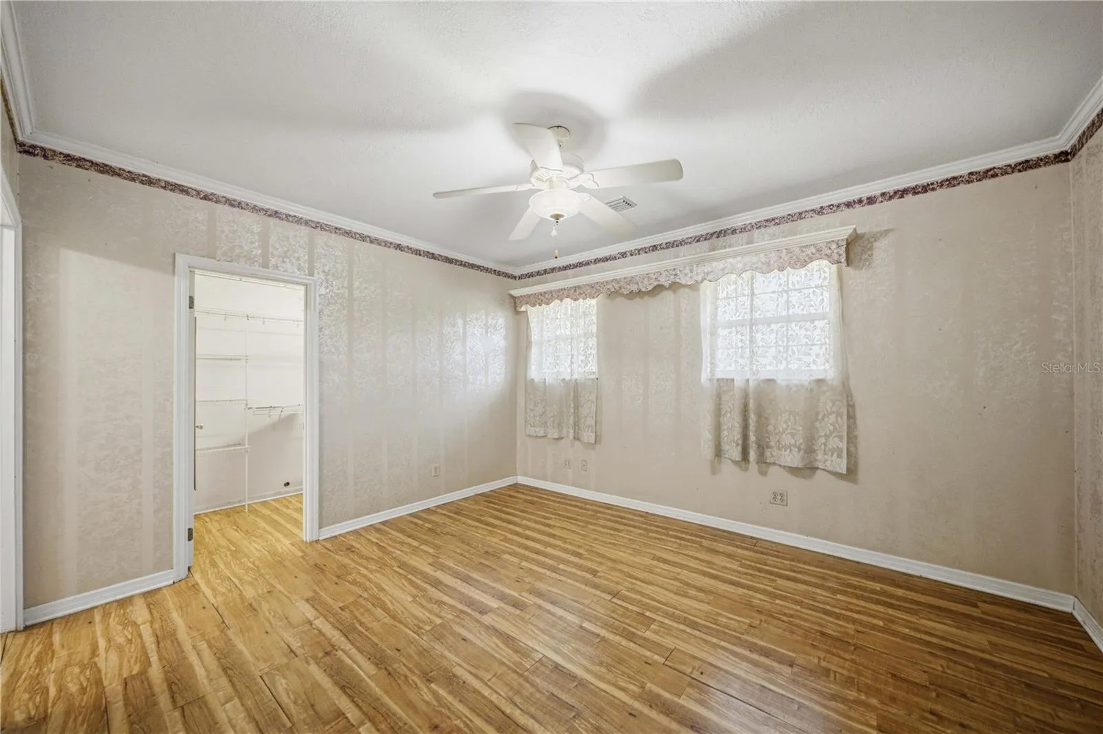 Primary Bedroom w/ ensuite