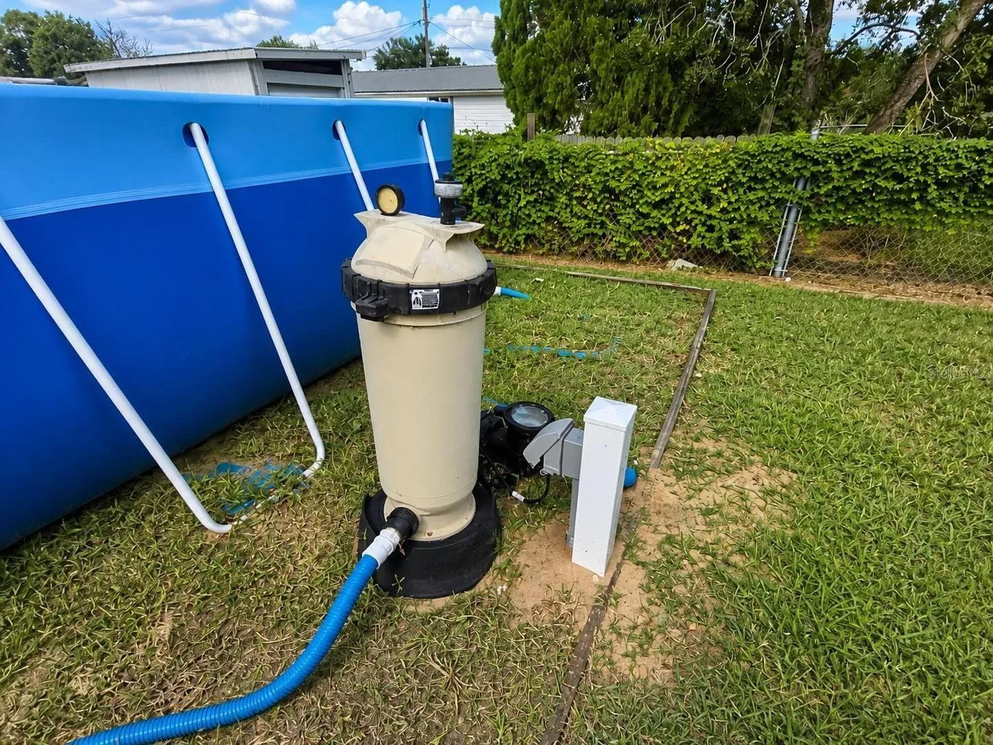Pool pump with own electrical outlet