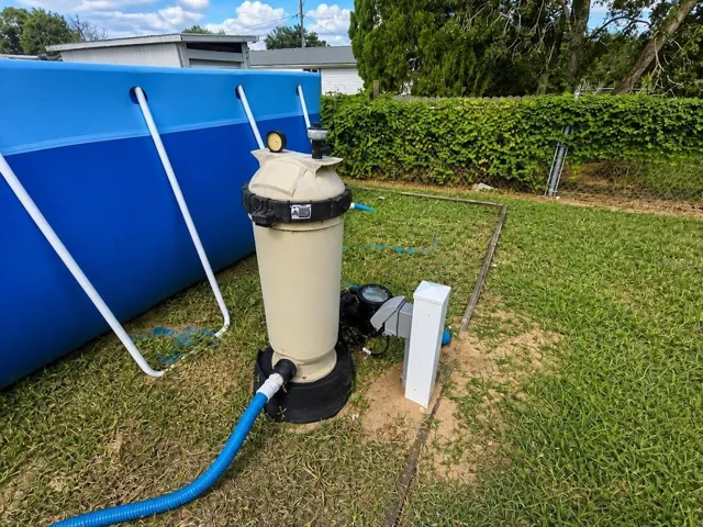 Pool pump with own electrical outlet