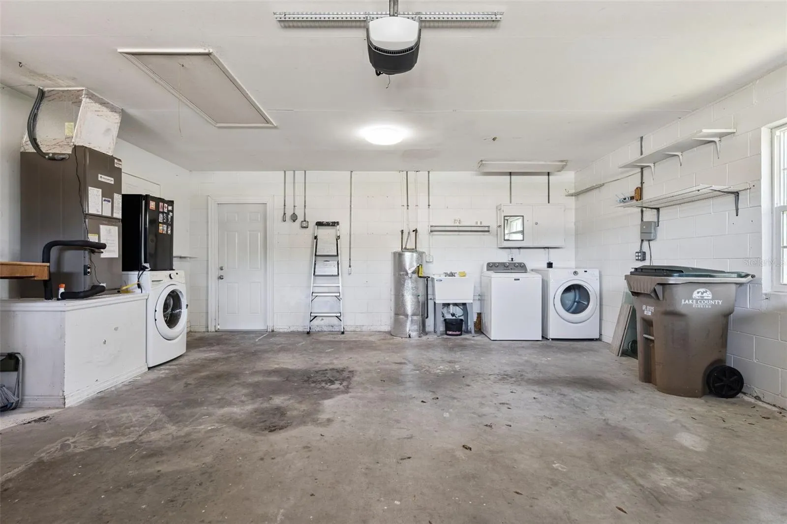 Oversized garage with laundry hookups