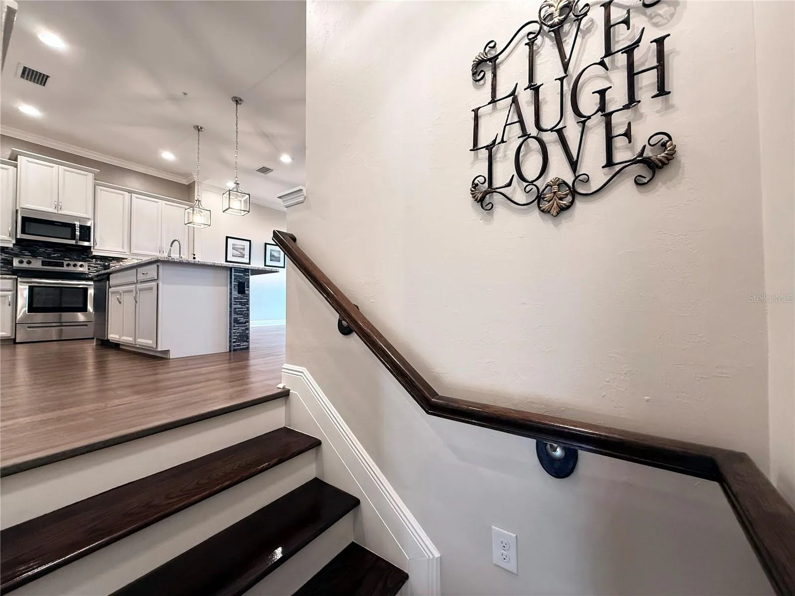 Let's go up to the second floor from the stairs!