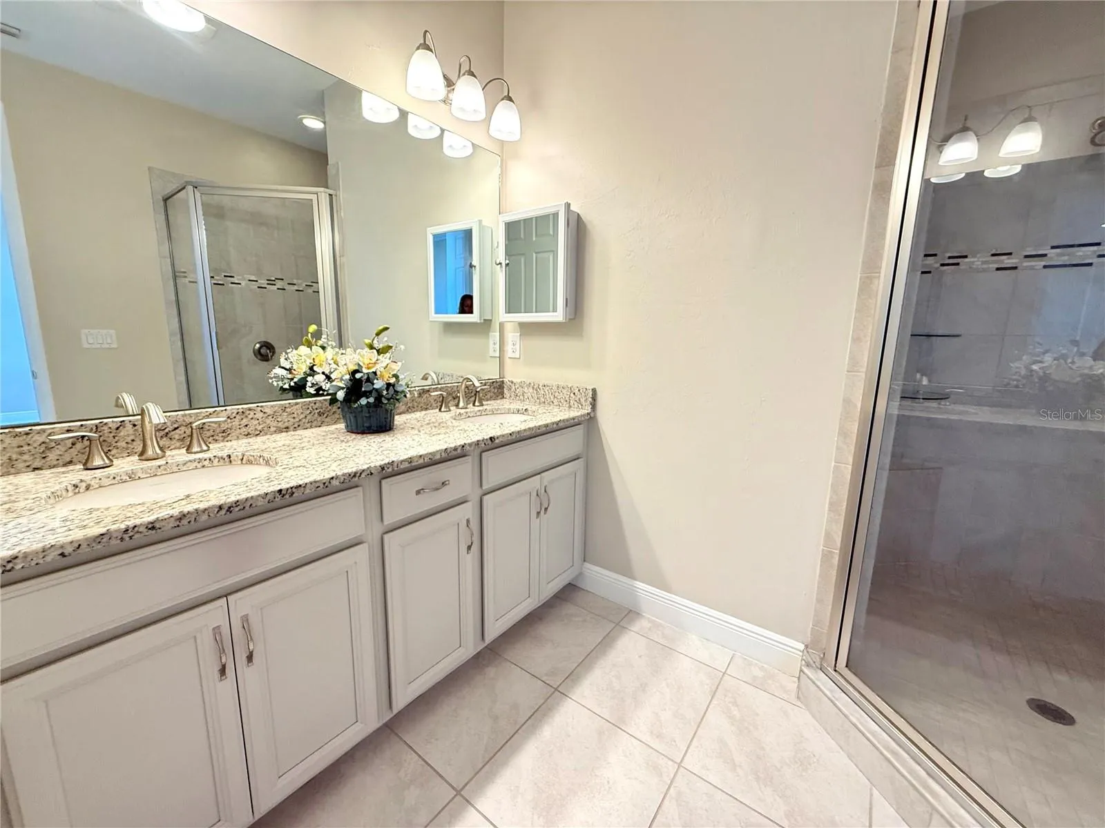 En-suite bathroom with dual sinks