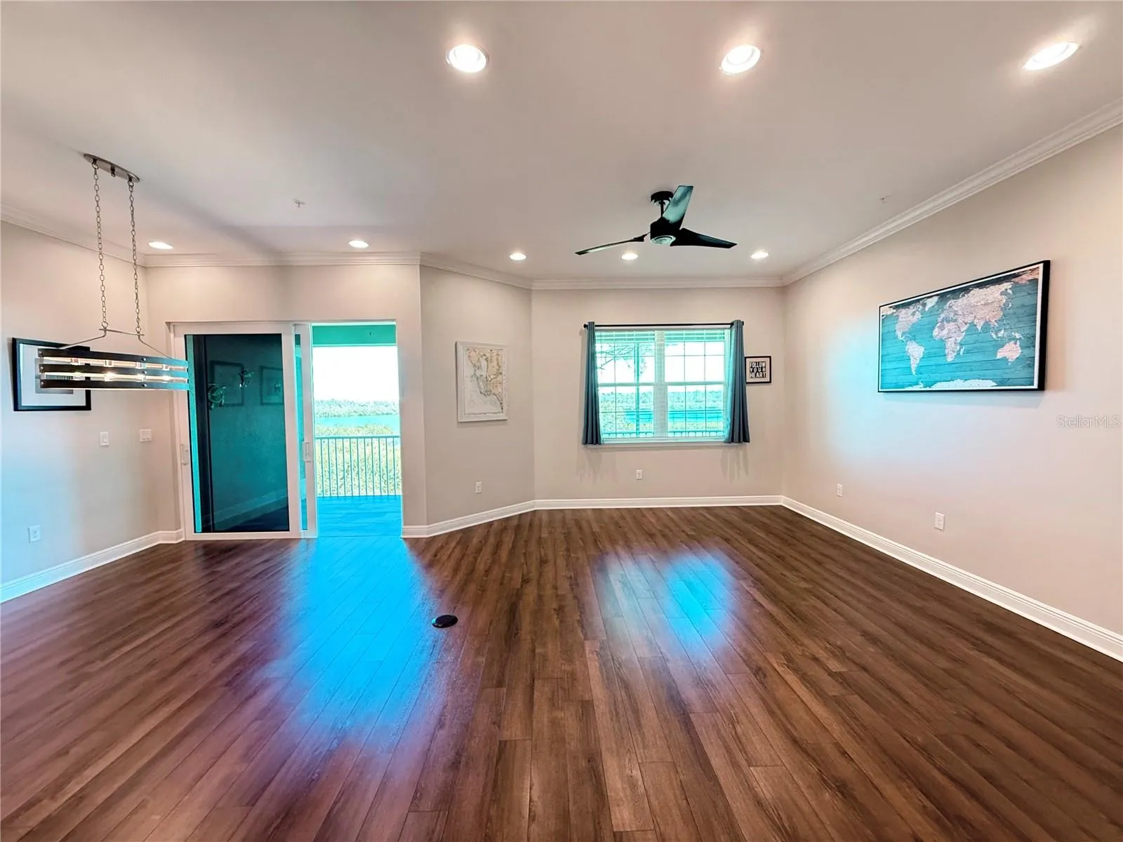 Dining room/Luving room with water views!