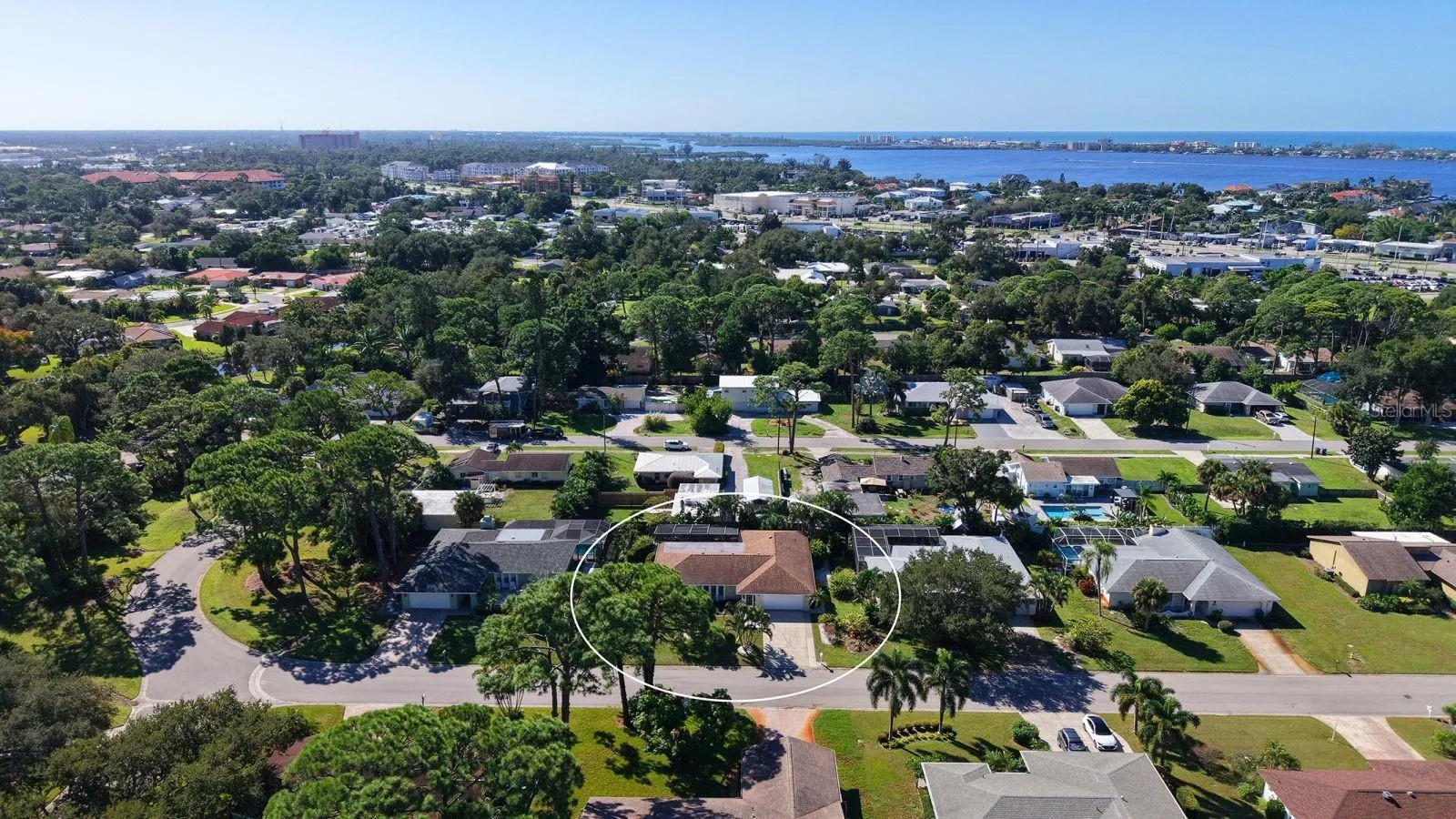 Aerial showing the proximity to South Siesta Key, the Intracoastal Waterways and the Gulf!